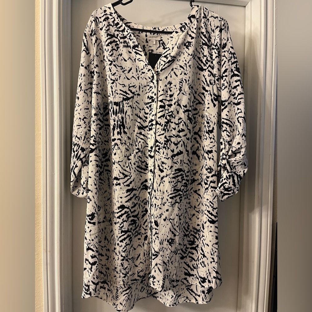 Avenue Black and White 3/4 Sleeve Tunic with Mandarin Collar